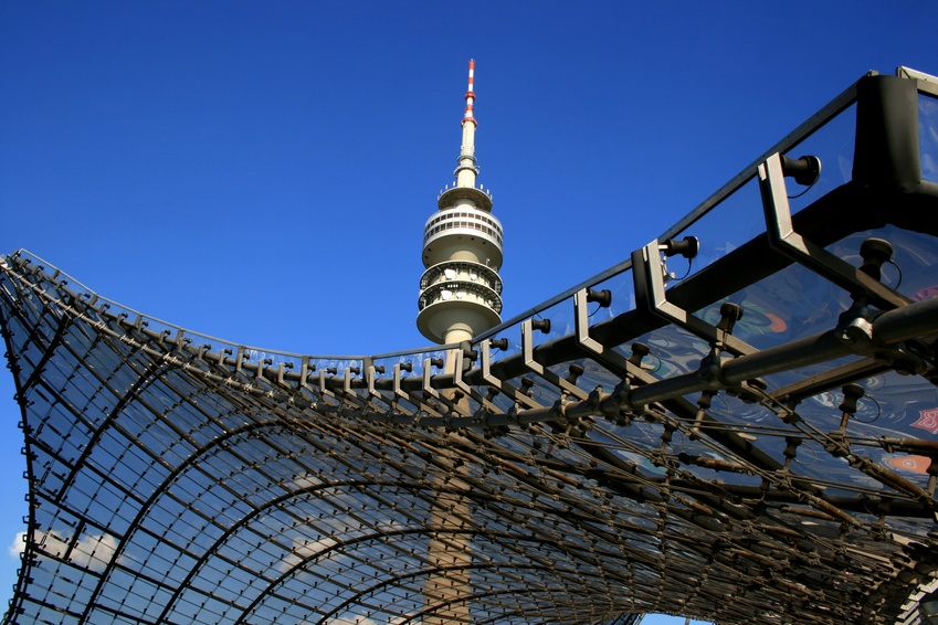 Münchner Olympiaturm mit Dach