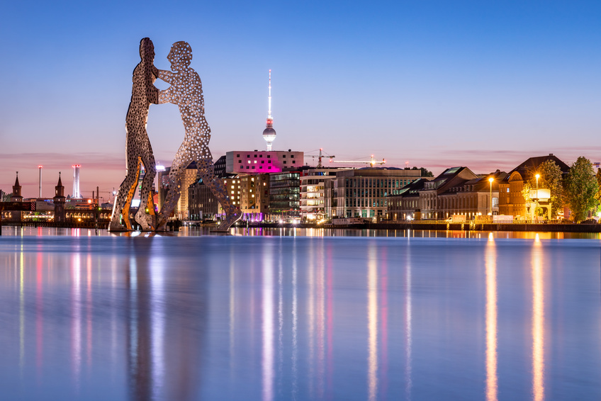 Blick über die Spree mit Molecule Man und Skyline von Berlin